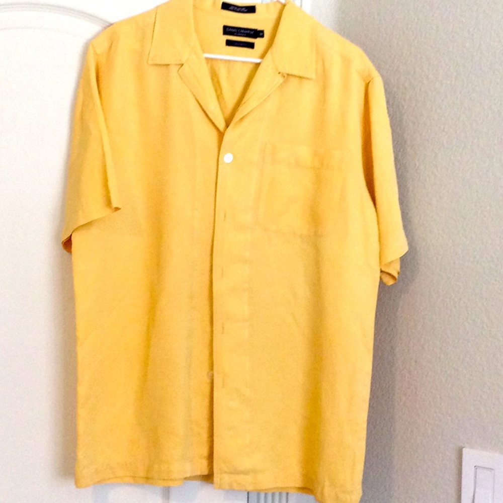 Men’s short sleeve silk and linen button down shirt with pocket.